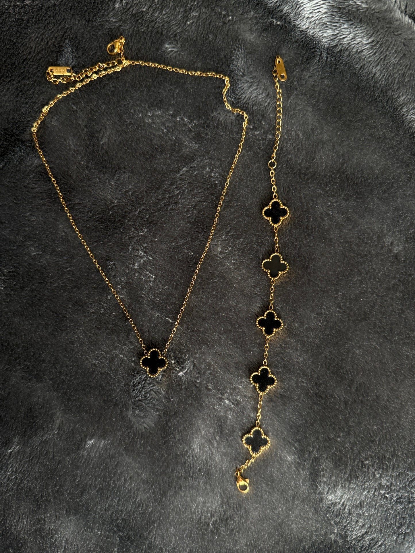 Black Flower Design halskjede og armbånd gullbelagt