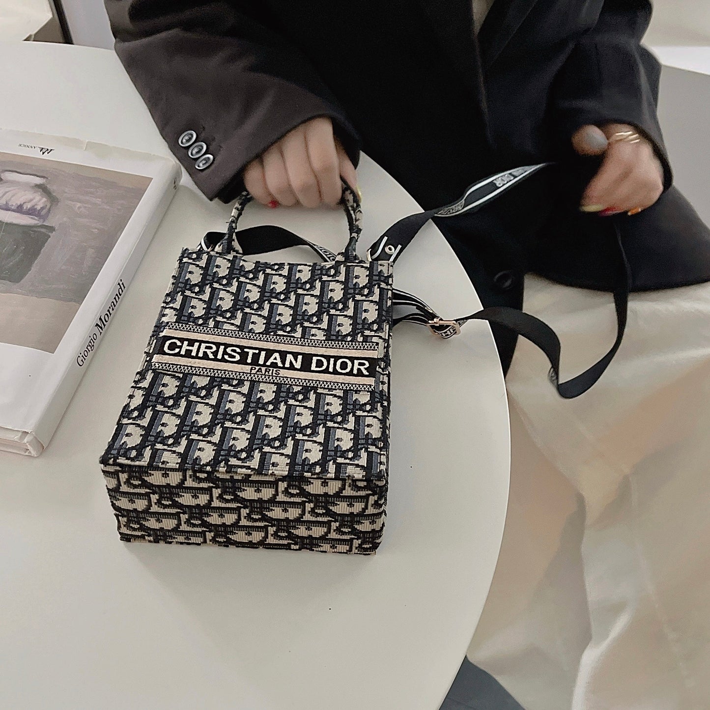 Klassisk totepose med stropp for crossbody