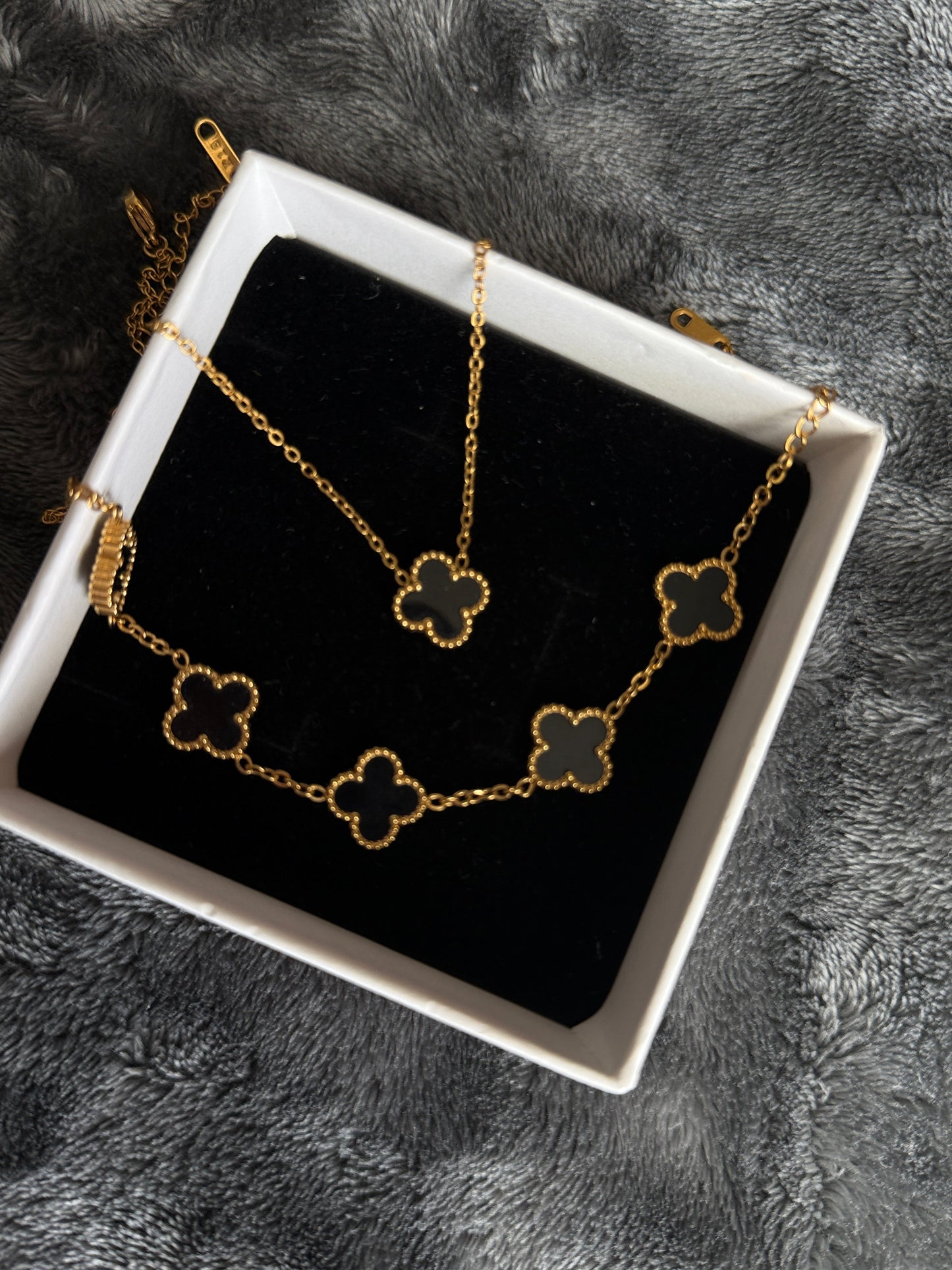 Black Flower Design halskjede og armbånd gullbelagt