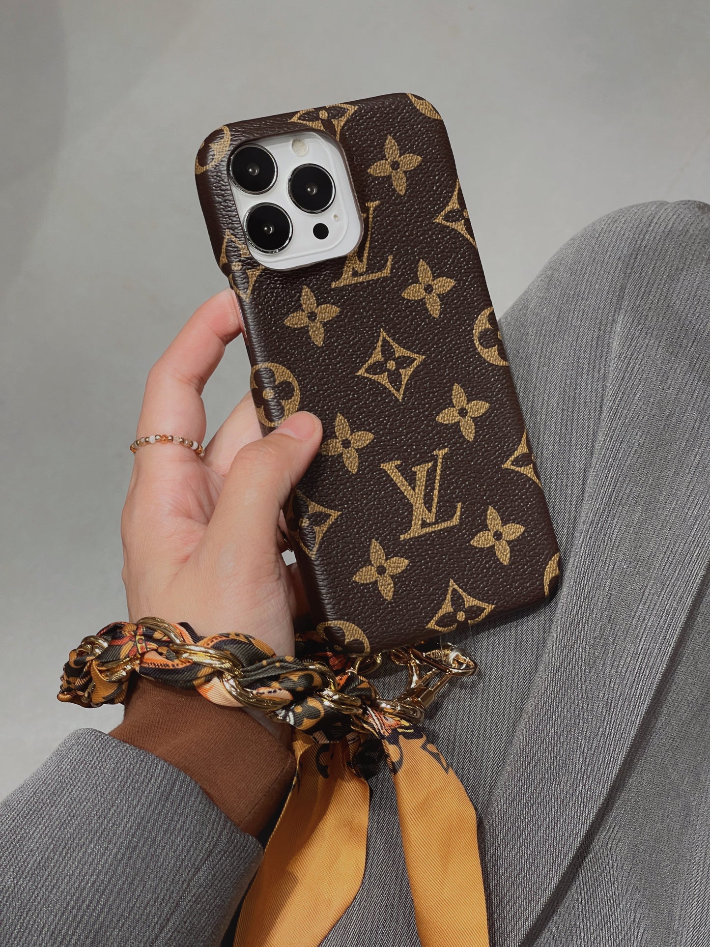 Lou Silk Wristband iPhone 케이스