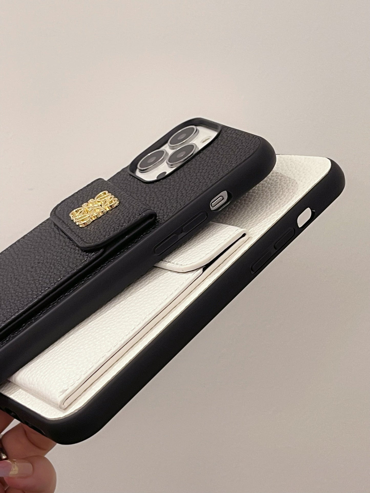 Carcasă iPhone Loewe cu suport pentru card Black-QBK240603