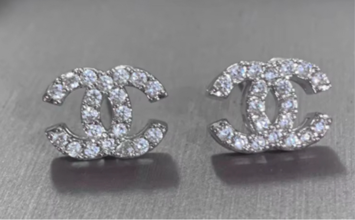 Doppel -C -Logo -Bolzen mit Zirkonias Goldton