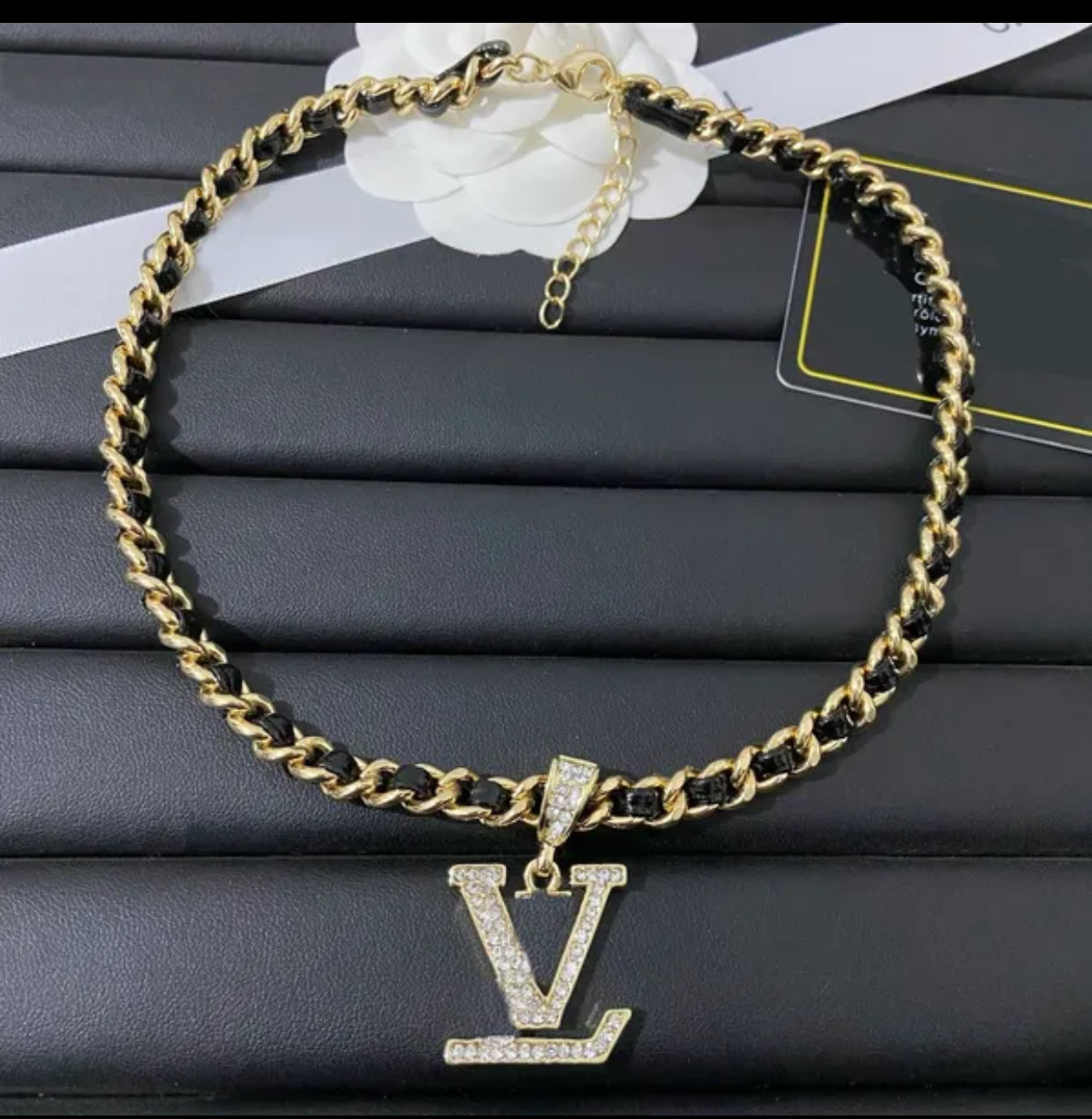 Collar L-V de letra de diseñador