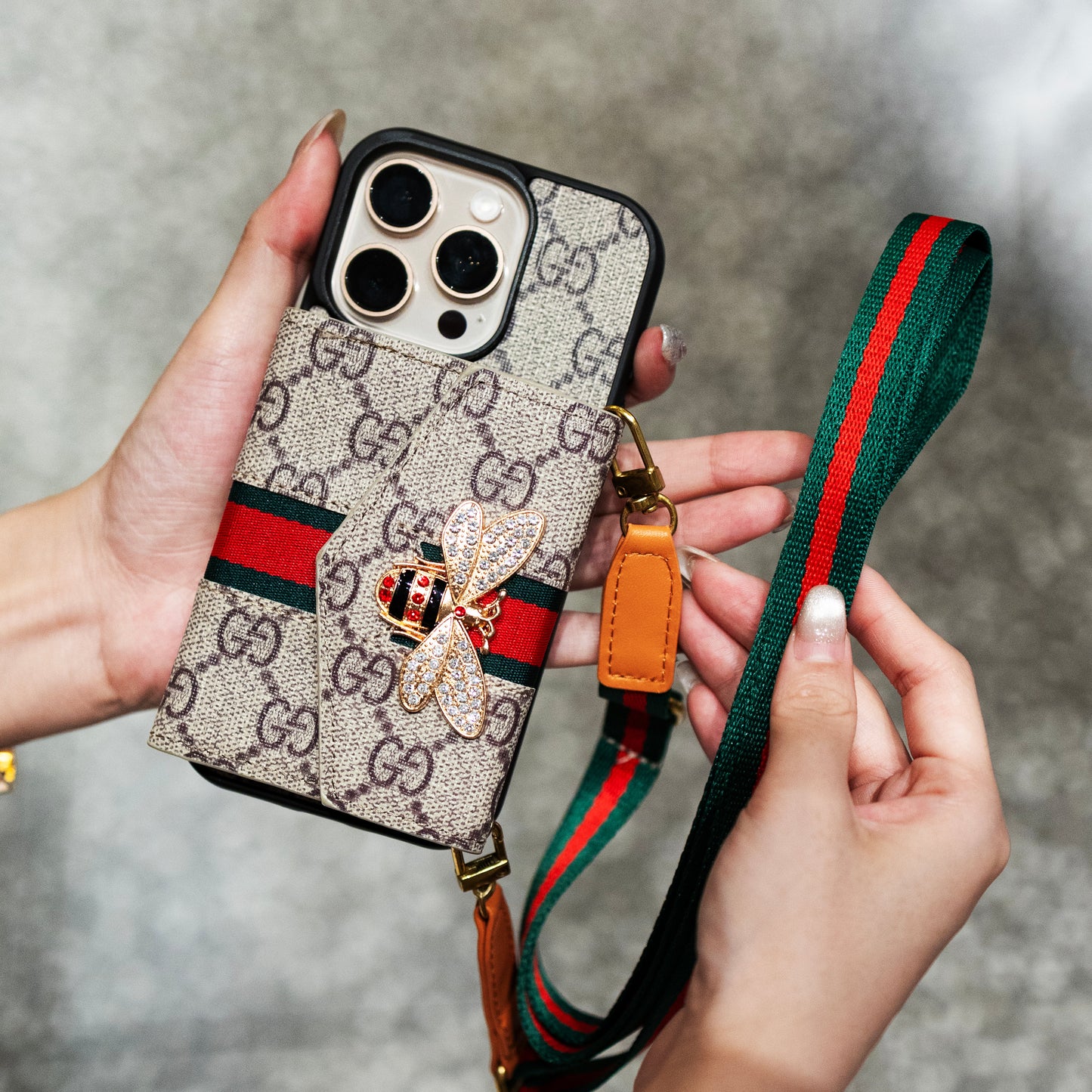 GG Advanced Crossbody iPhone tok kártyatartóval és vállszíjjal