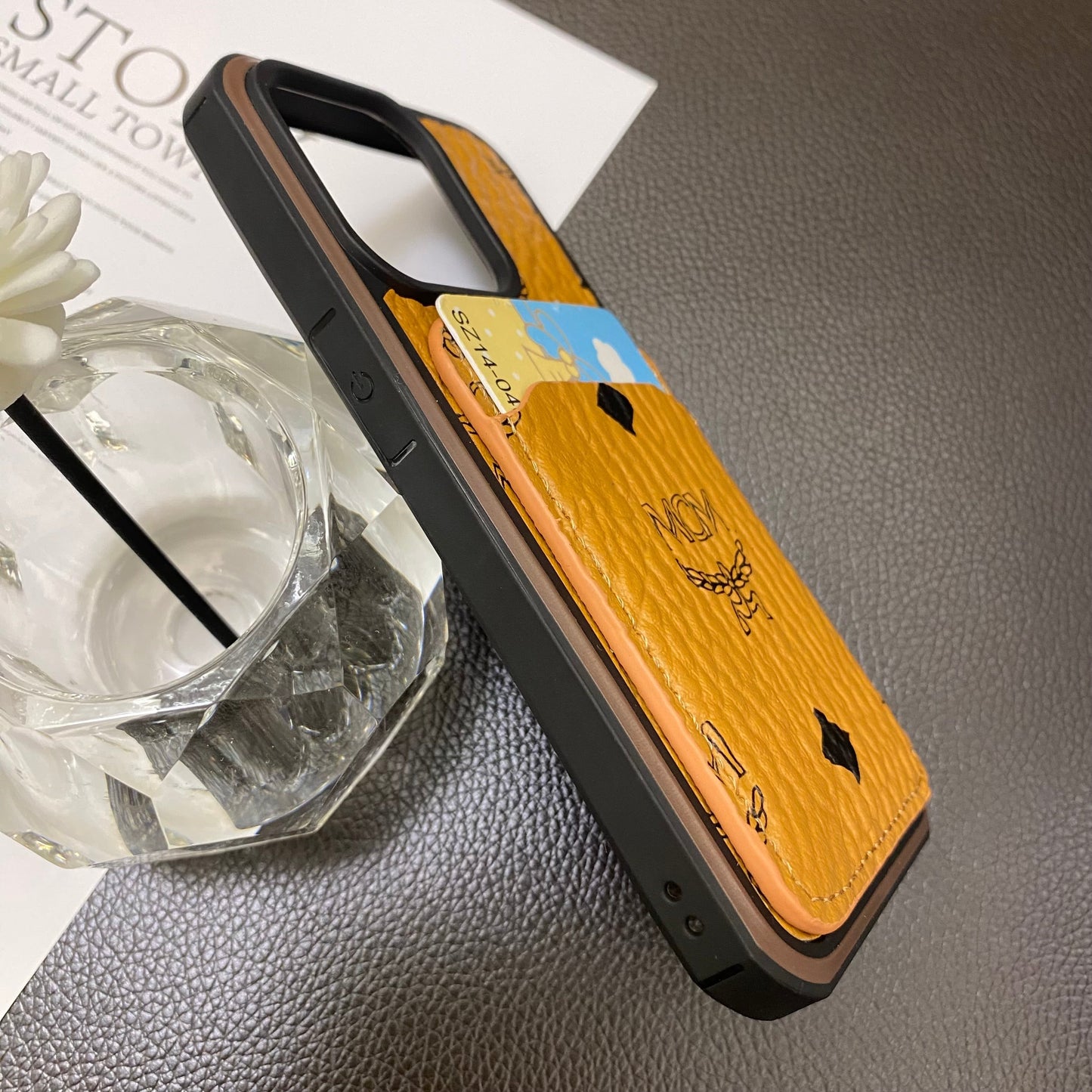 MCM iPhone tok kártya tartóval sárga-mck240603