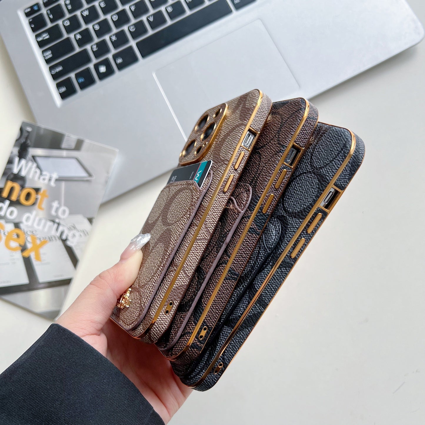 カードホルダーコーヒーを備えたコーチiPhoneケース-KB241651