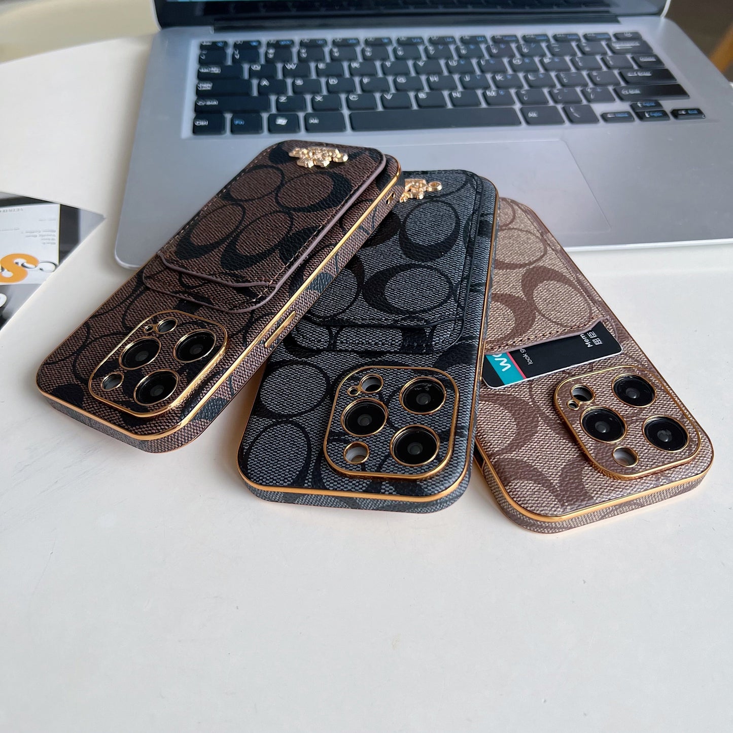 カードホルダーコーヒーを備えたコーチiPhoneケース-KB241651