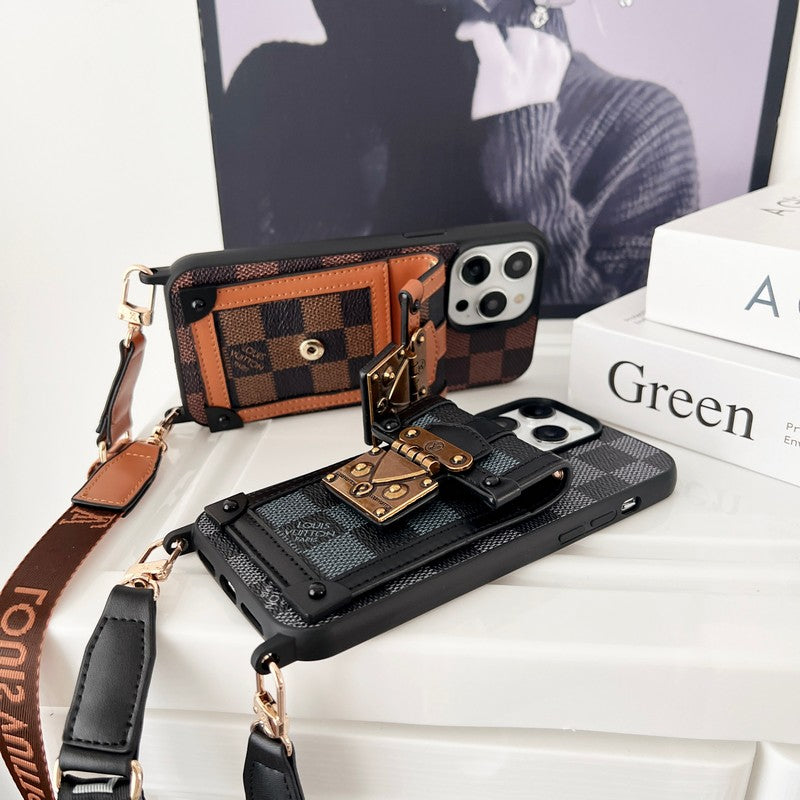Lou Black & White Crossbody Chain iPhone Hülle