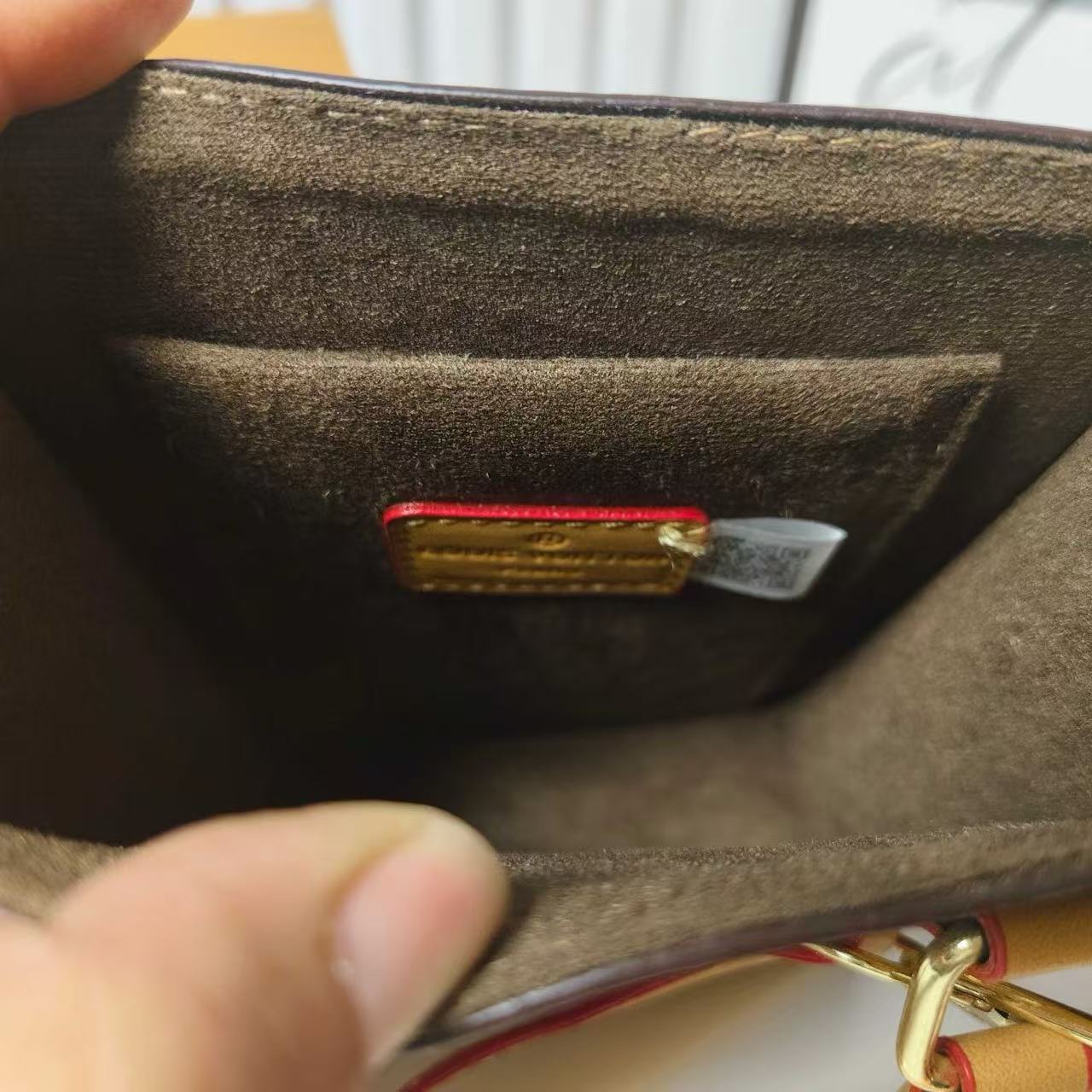 Klassisk totepose med stropp for crossbody
