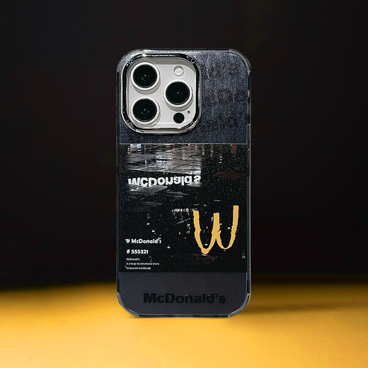 Carcasă iPhone limitată | Restaurant de fast -food în ploaie