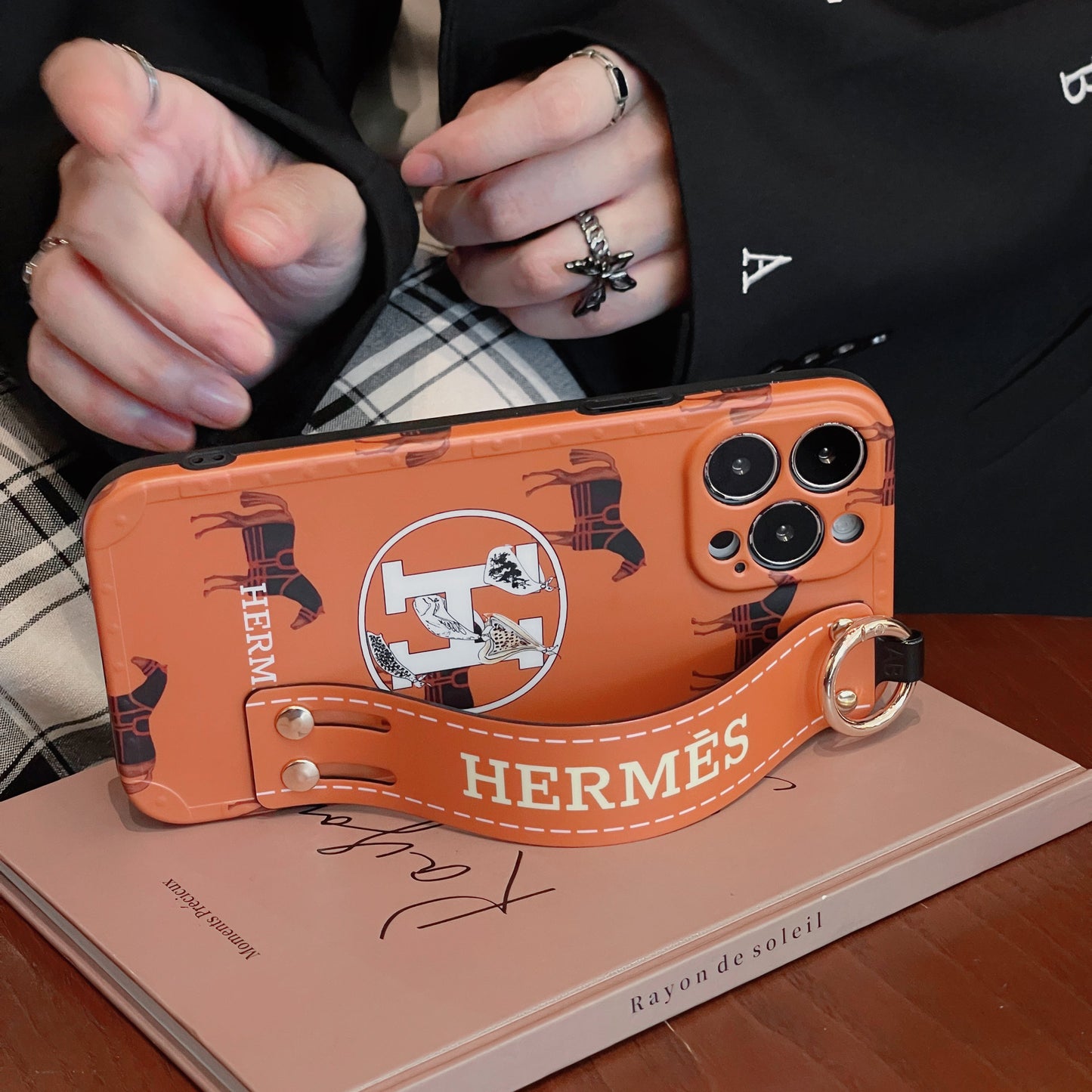 H Case iPhone