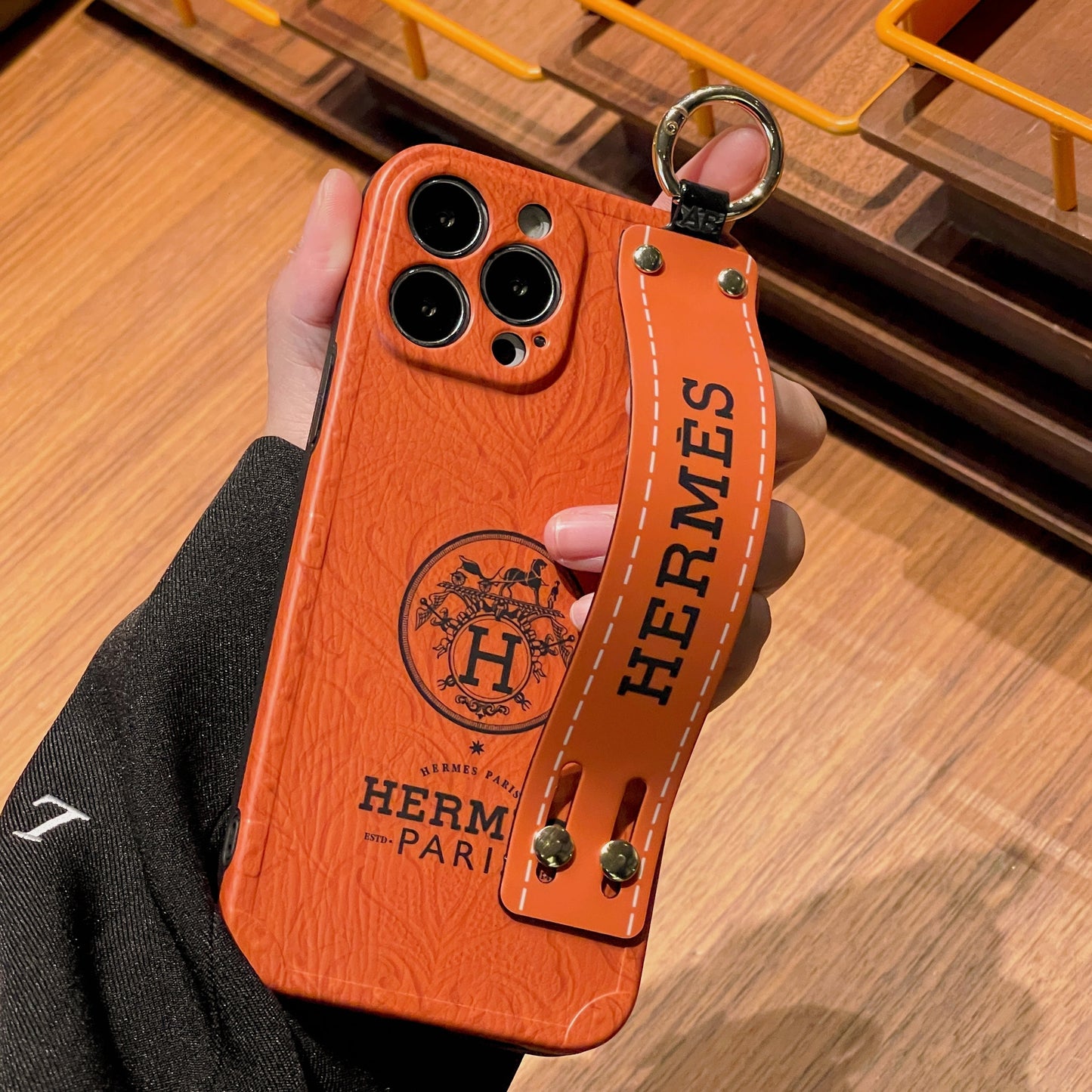 H Case iPhone