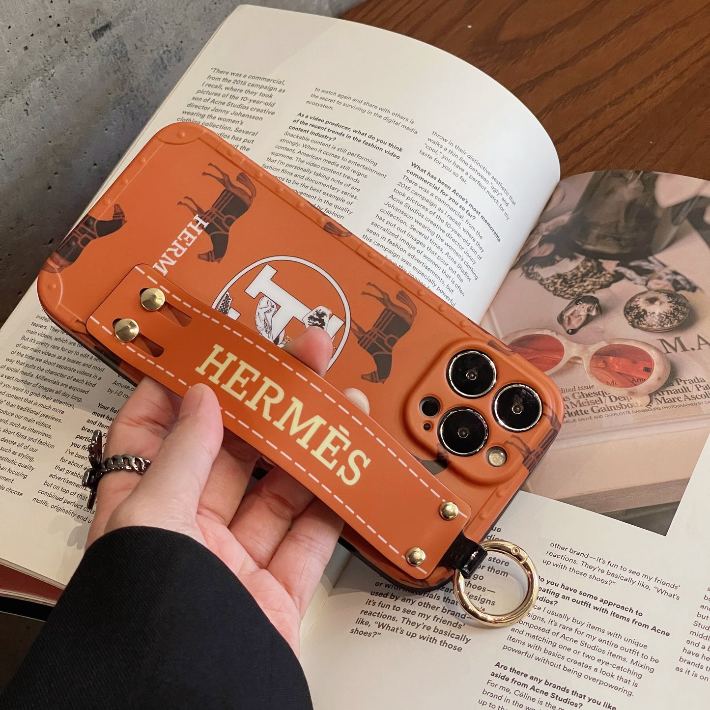 H Case iPhone